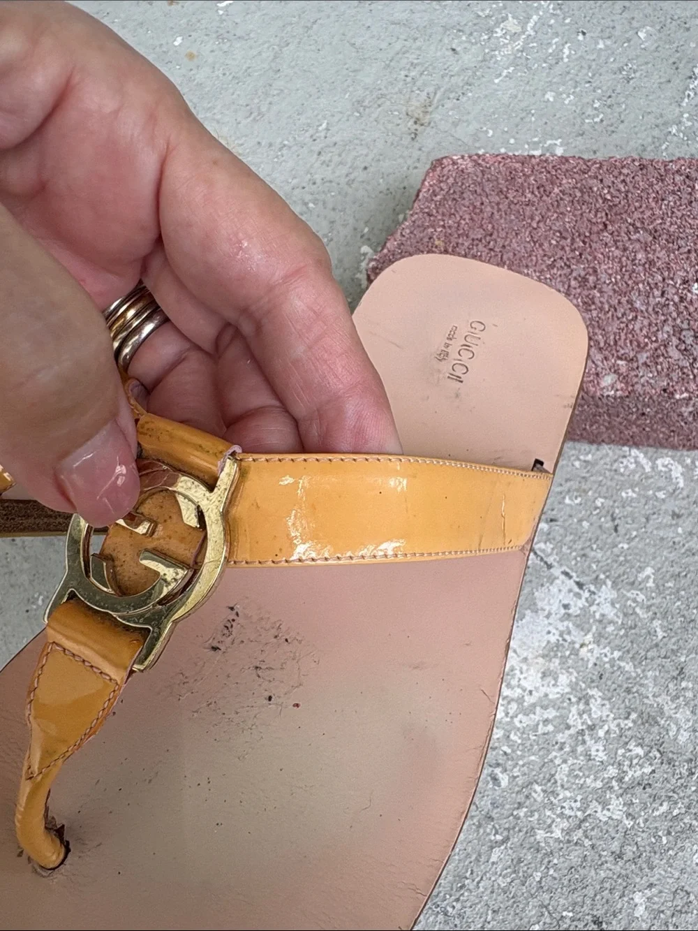 Gucci double G pattern leather thong sandals